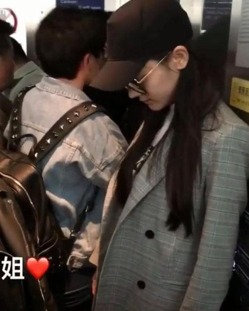 明星挤电梯,电梯间的时尚碰撞瞬间