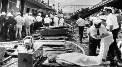 姐妹在火车吃瓜